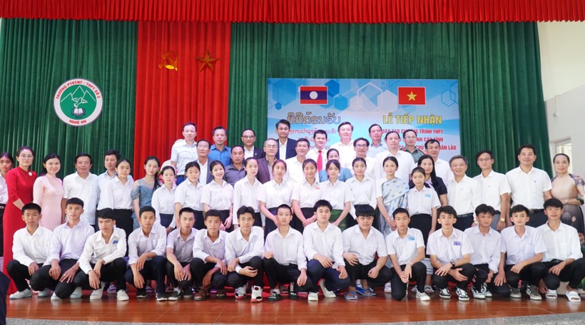 Đại diện lãnh đạo tỉnh Nghệ An chụp ảnh lưu niệm cùng 31 lưu học sinh và đại diện lãnh đạo 6 tỉnh nước bạn Lào. Ảnh: Hồ Lài.