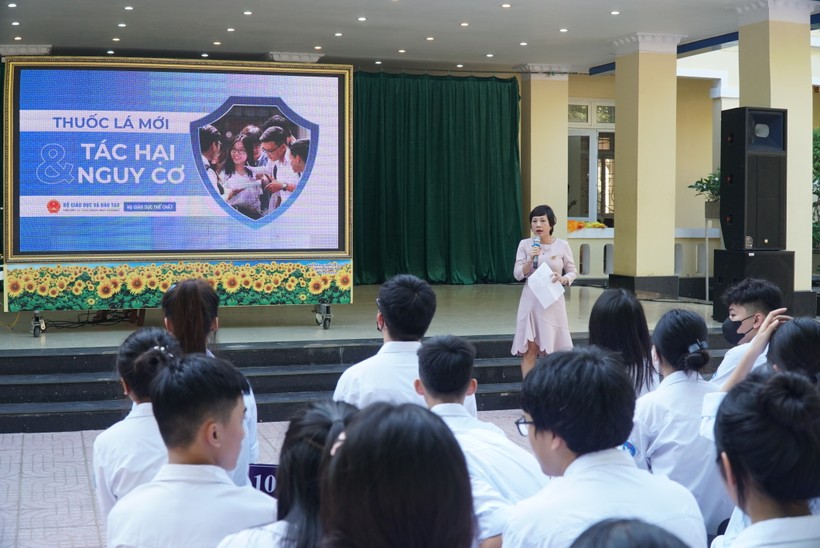 Truyền thông trực tiếp về phòng, chống tác hại của thuốc lá, thuốc lá điện tử, thuốc lá nung nóng trong trường học tại Trường THPT Lê Viết Thuật, TP Vinh, Nghệ An. Ảnh: Hồ Lài