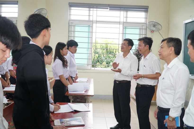 Đoàn công tác Sở GD&ĐT thăm, trực tiếp chia sẻ, động viên lưu học sinh Lào tại Trường Phổ thông DTNT THPT số 2 tỉnh Nghệ An. Ảnh: Hồ Lài.