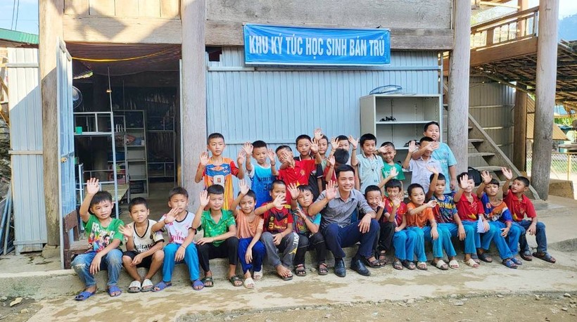 Trường Tiểu học Nga My (huyện Tương Dương, Nghệ An) thuê thêm nhà sàn của người dân làm chỗ ở cho học sinh bán trú. Ảnh: Hồ Lài.