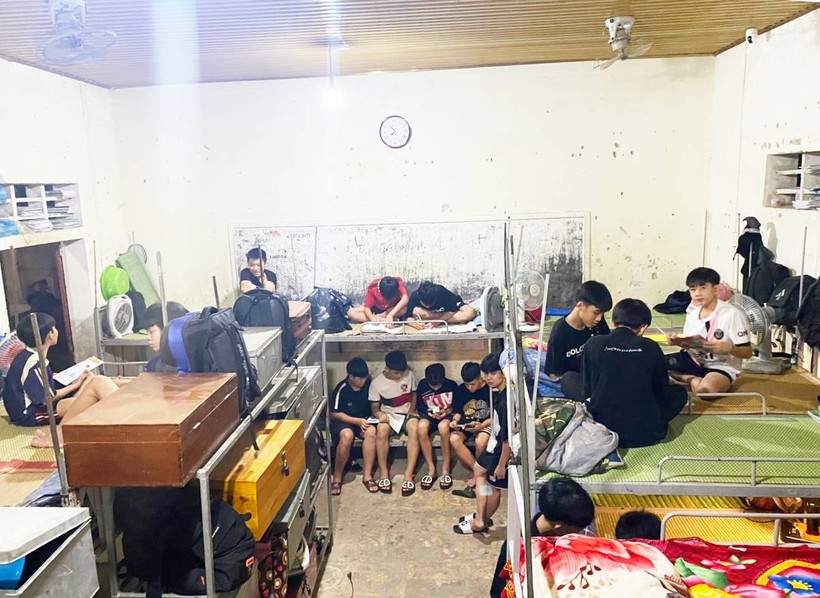 Mỗi phòng ở nội trú của học sinh Trường Phổ thông DTNT THCS huyện Con cuông, Nghệ An có tới hơn 40 em. Ảnh: Hồ Lài.