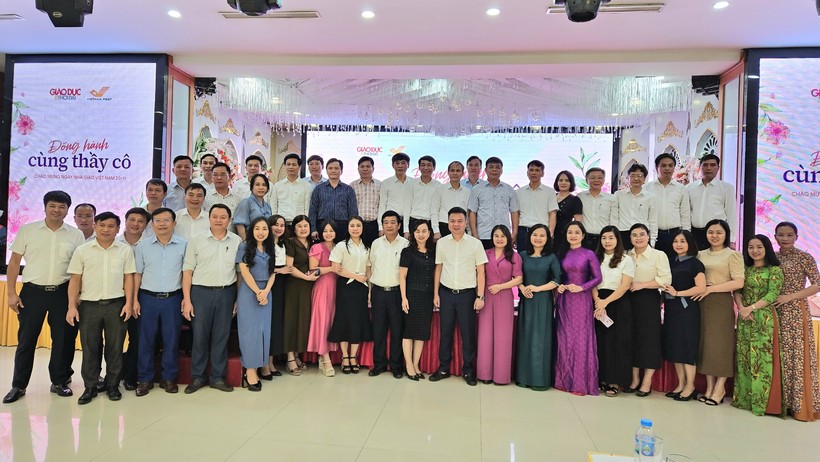 Chương trình "Đồng hành cùng thầy cô" với sự tham gia của các đại biểu đến từ Sở GD&ĐT, các Phòng GD&ĐT thuộc 3 tỉnh Thanh Hóa, Nghệ An, Hà Tĩnh.