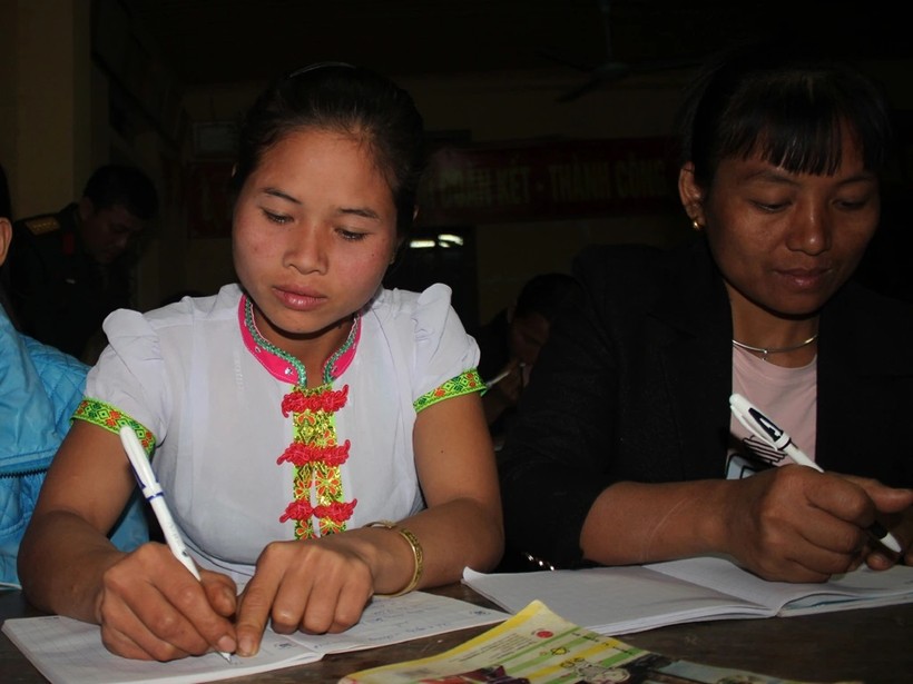 Người dân bản Xốp Lau (xã biên giới Mường Ải, huyện Kỳ Sơn, Nghệ An) học lớp xóa mù chữ buổi đêm. Ảnh: Hồ Lài.