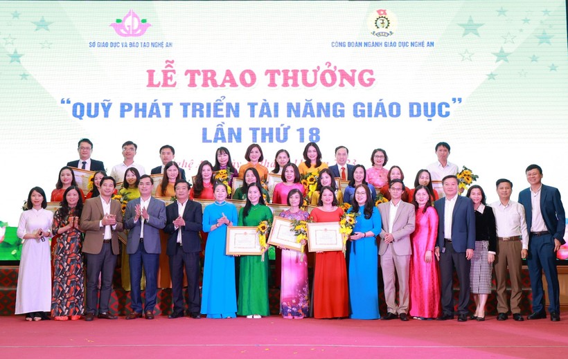 Công đoàn ngành Giáo dục Nghệ An tổ chức trao thưởng "Quỹ phát triển tài năng giáo dục" cho 24 giáo viên tiêu biểu toàn tỉnh. Ảnh: Hồ Lài