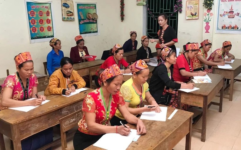 Lớp học xóa mù chữ cho bà con dân tộc thiểu số tại Nghệ An.