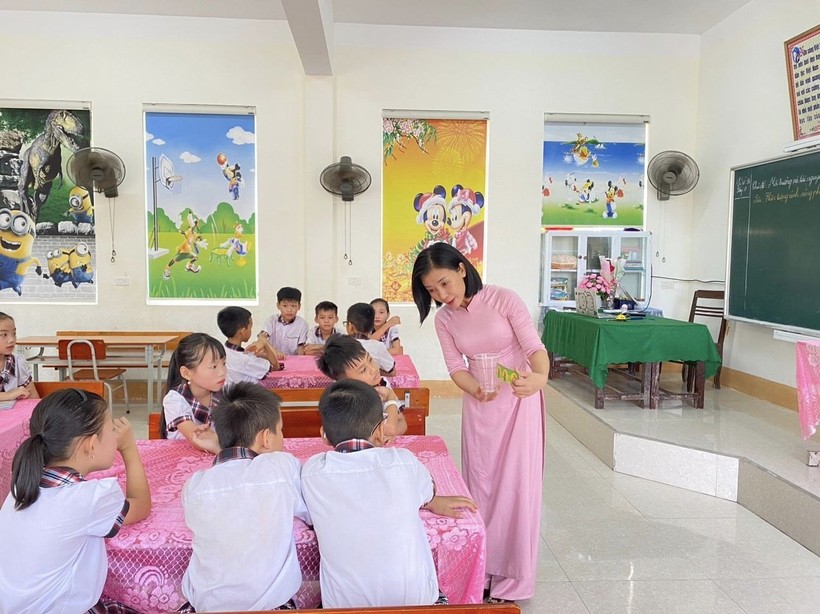 Tiết học STEM của cô trò Trường Tiểu học Nhân Thành (huyện Yên Thành, Nghệ An). Ảnh: NTCC