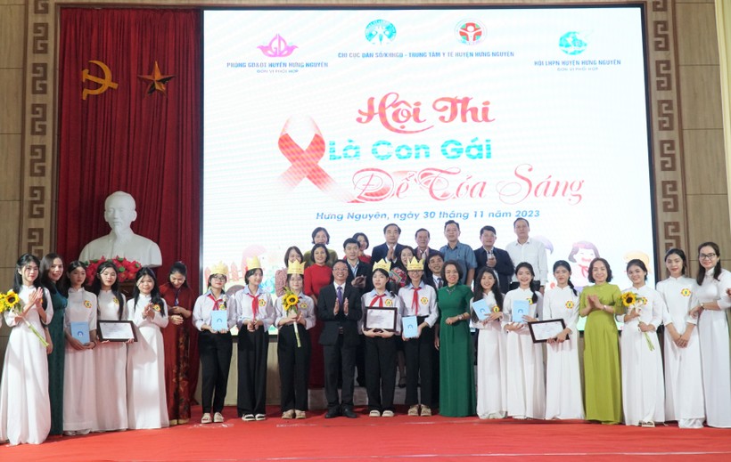 Ban tổ chức trao giải thưởng cho các đội tham gia hội thi "Là con gái để tỏa sáng". Ảnh: Hồ Lài