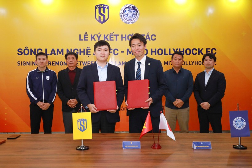 Đại diện lãnh đạo 2 câu lạc bộ Sông Lam Nghệ An và Mito Hollyhock (Nhật Bản) ký kết biên bản hợp tác. Ảnh: Chung Lê.