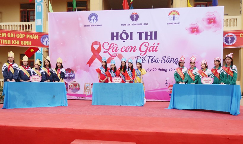 Hội thi "Là con gái để toả sáng" được tổ chức cho học sinh các trường THCS trên địa bàn huyện Đô Lương, Nghệ An. Ảnh: Hồ Lài.