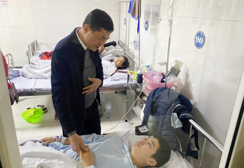 Ông Thái Văn Thành - Giám đốc Sở GD&ĐT Nghệ An thăm hỏi học sinh Trường Trường PT Hermann Gmeiner Vinh đang điều trị tại bệnh viện. Ảnh: PV