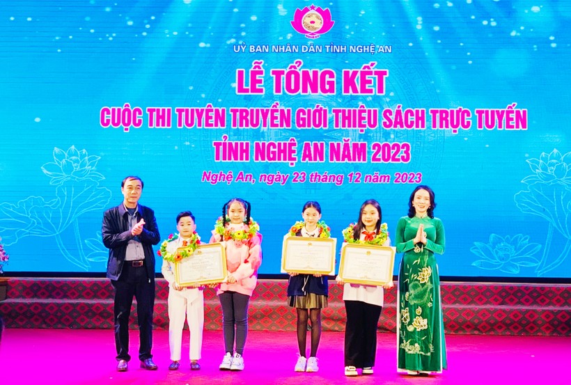 Ban tổ chức trao thưởng cho nhóm tác giả và tác giả đạt giải Nhất cá nhân cuộc thi. Ảnh: Hồ Lài.