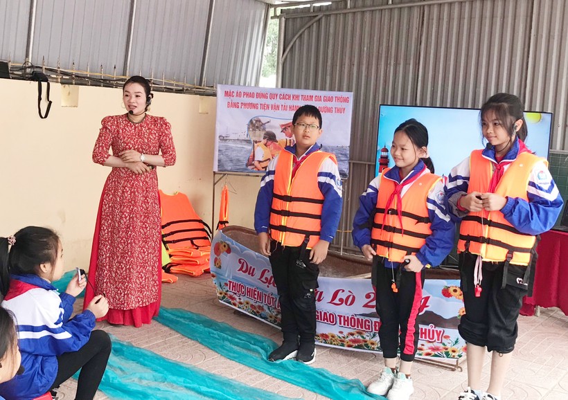 Giáo viên lồng ghép giáo dục kỹ năng an toàn giao thông cho học sinh tiểu học Nghệ An. Ảnh: Hồ Lài