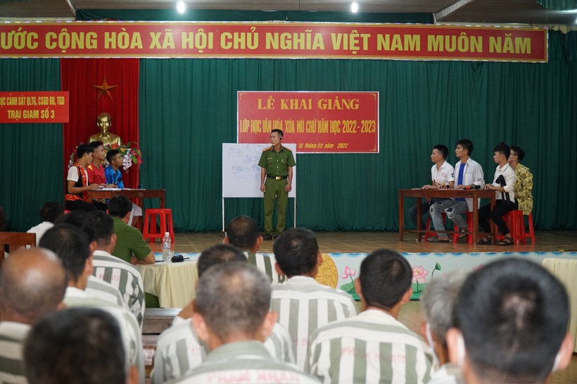 Thầy giáo và học trò đặc biệt lớp học xóa mù chữ tại Trại giam số 3 - Bộ Công an (đóng tại huyện Tân Kỳ, Nghệ An). Ảnh: Hồ Lài