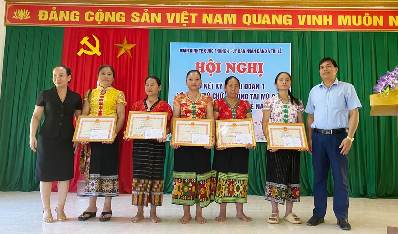 Trao giấy khen cho các học viên đạt kết quả tốt lớp học xóa mù chữ tại xã biên giới Tri Lễ, huyện Quế Phong, Nghệ An. Ảnh: NVCC