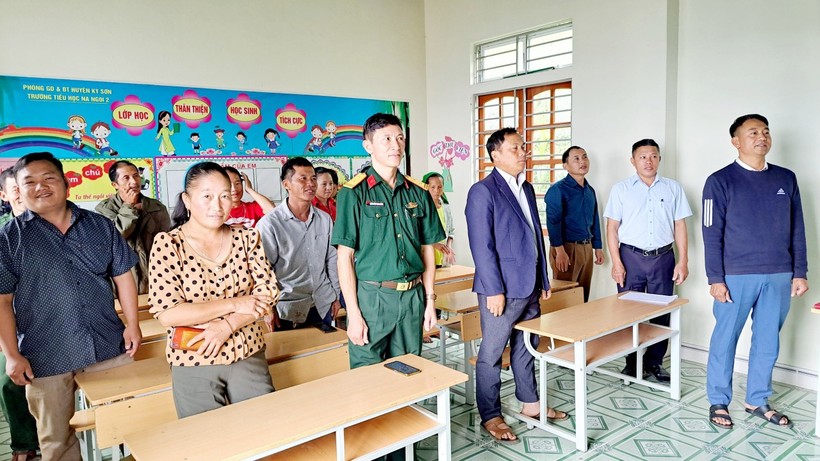 Bộ đội biên phòng phối hợp tổ chức khai giảng lớp học xóa mù chữ cho đồng bào dân tộc thiểu số ở xã biên giới Na Ngoi, huyện Kỳ Sơn, Nghệ An. Ảnh: PGD