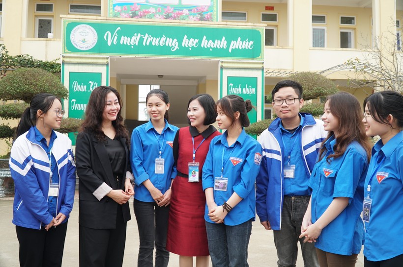 Cô Cao Thị Hải An (thứ 4 từ trái sang) - Phó Hiệu trưởng Trường THPT Diễn Châu 3 vừa được phong tặng danh hiệu Nhà giáo Ưu tú. Ảnh: Hồ Lài