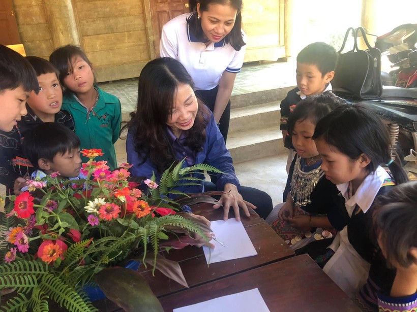 Cô Võ Thị Tuyết Chinh - Phó trưởng Phòng GD&ĐT huyện Tương Dương, Nghệ An cùng các em học sinh dân tộc thiểu số trên địa bàn. Ảnh: NVCC