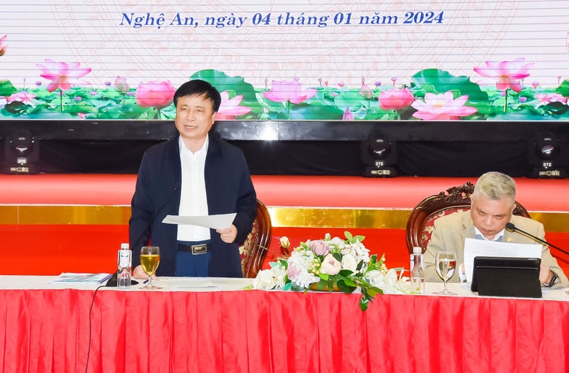 Ông Bùi Đình Long - Phó Chủ tịch UBND tỉnh Nghệ An trả lời các vấn đề đặt ra tại cuộc họp báo. Ảnh: PV