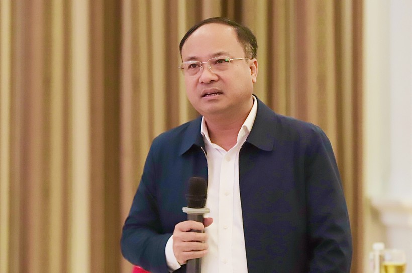 Ông Nguyễn Viết Hưng – Giám đốc Sở Nội vụ Nghệ An trả lời vấn đề liên quan đến giáo viên biệt phái làm việc tại Phòng GD&ĐT cấp huyện. Ảnh: PV