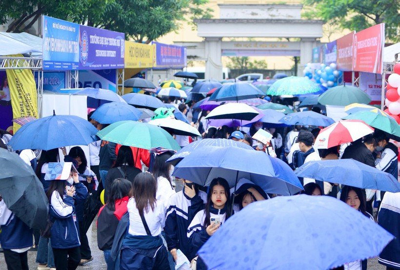 Mặc dù thời tiết mưa to nhưng rất nhiều học sinh Nghệ An vẫn đến tham gia chương trình tư vấn tuyển sinh năm 2024 - năm cuối cùng học theo chương trình GDPT hiện hành. Ảnh: PV