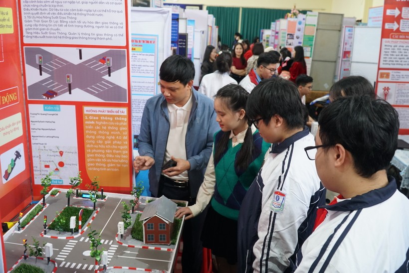 Học sinh Nghệ An tham gia cuộc thi Khoa học kỹ thuật cấp tỉnh năm học 2023-2024. Ảnh: Hồ Lài