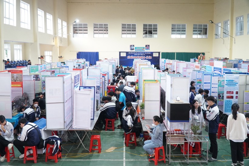 Cuộc thi diễn ra trong 3 ngày từ 16-18/1 tại Trường THPT Hà Huy Tập, TP Vinh, Nghệ An. Ảnh: Hồ Lài