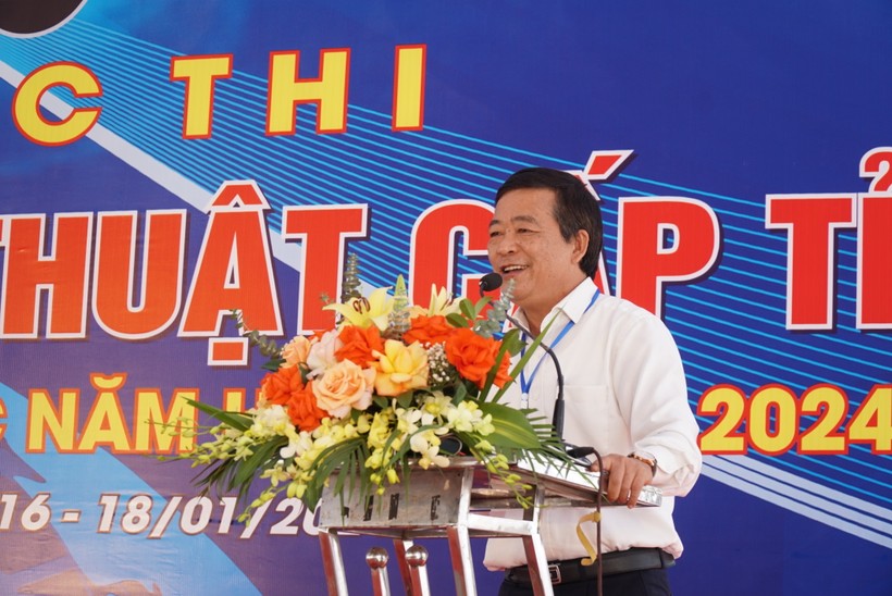 Ông Võ Văn Mai - Phó Giám đốc Sở GD&ĐT Nghệ An chào mừng hơn 400 học sinh về tham dự cuộc thi Khoa học kỹ thuật cấp tỉnh. Ảnh: Hồ Lài