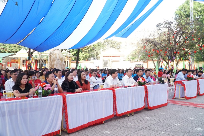 Các đại biểu và thầy cô giáo tham gia chương trình Tết sum vầy - xuân chia sẻ tỉnh Nghệ An năm 2024. Ảnh: Hồ Lài