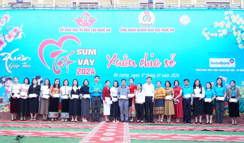Đại diện Sở GD&ĐT, Công đoàn Giáo dục tỉnh Nghệ An trao quà cho giáo viên, nhân viên, người lao động khó khăn của các trường học trên địa bàn. Ảnh: Hồ Lài