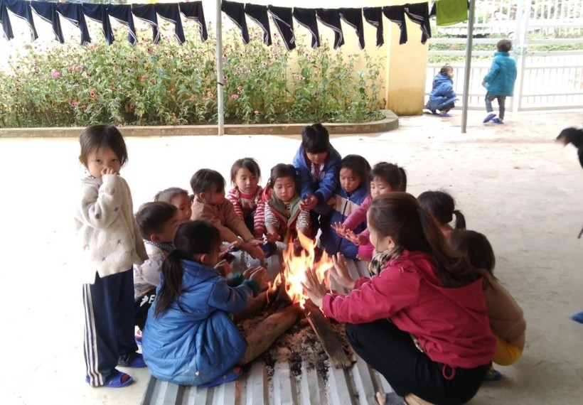 Cô giáo Trường Mầm non Mai Sơn (huyện Tương Dương, Nghệ An) đốt lửa sưởi ấm cho trẻ. Ảnh: NTCC