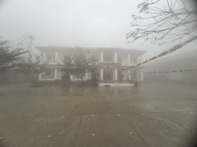 Trường Phổ thông DTBT Tiểu học Nậm Cắn 1 (huyện Kỳ Sơn, Nghệ An) chìm trong sương mù, giá rét. Ảnh: NTCC