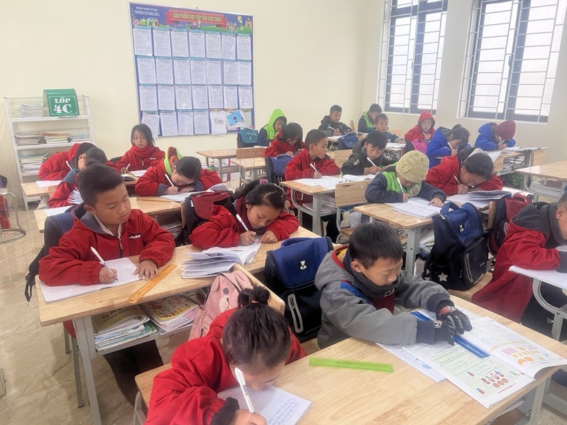 Học sinh mặc ấm khi tới lớp tại Trường Phổ thông DTBT Tiểu học Nậm Cắn 1, huyện Kỳ Sơn, Nghệ An. Ảnh: NTCC