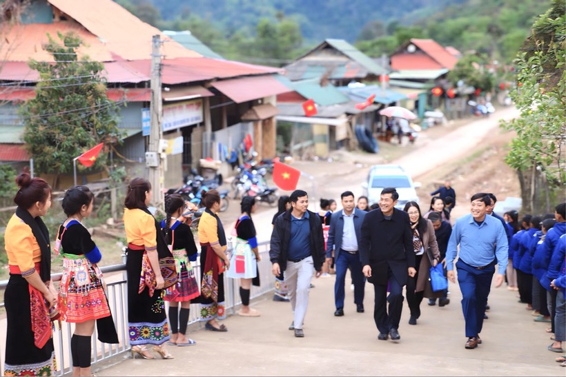 Đoàn công tác ngành giáo dục Nghệ An đến thăm Trường Phổ thông DTBT THCS Mai Sơn, huyện Tương Dương. Ảnh: Hồ Lài