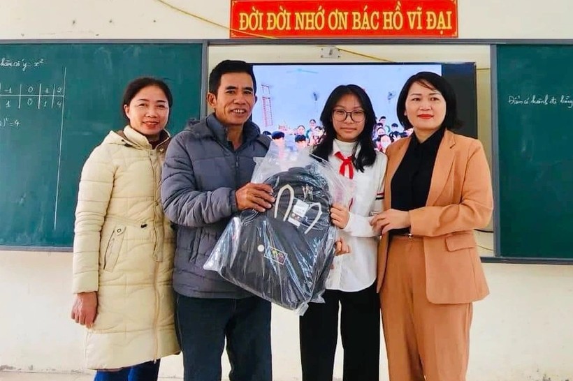 Ông Nguyễn Bằng Giang đến trường cảm ơn 2 nữ sinh và tặng quà cho các em phục vụ học tập. Ảnh: NTCC
