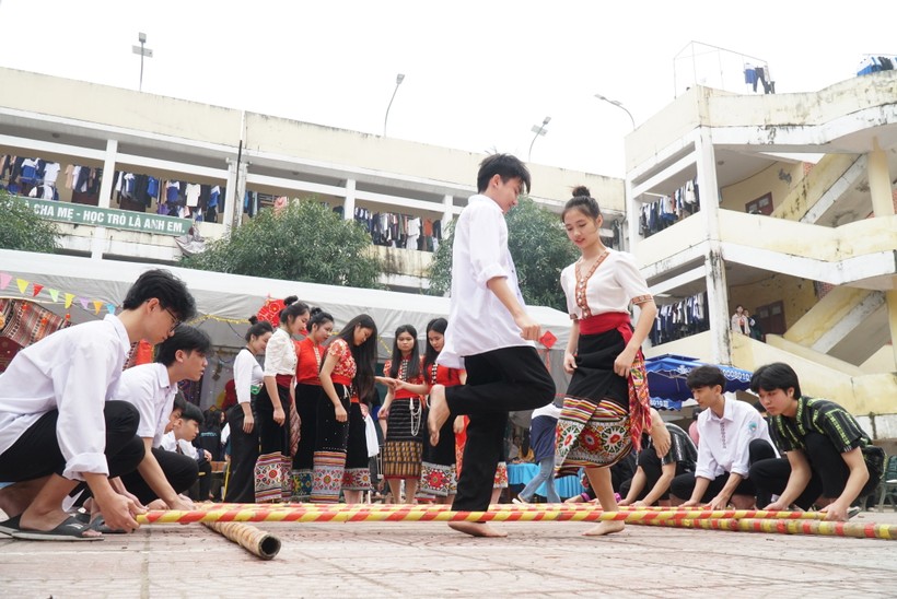Học sinh tham gia trò chơi dân gian nhảy sạp truyền thống tại Trường Phổ thông Dân tộc nội trú tỉnh Nghệ An. Ảnh: Hồ Lài
