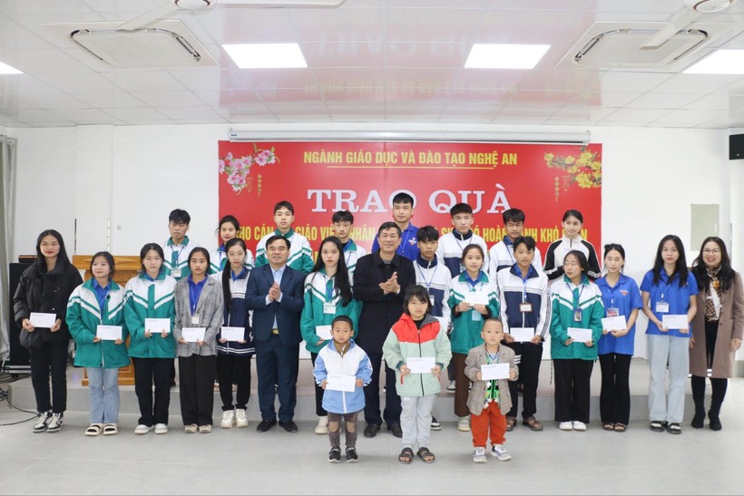 Lãnh đạo ngành giáo dục Nghệ An trao quà tết cho giáo viên, học sinh huyện biên giới Kỳ Sơn. Ảnh: Hồ Lài