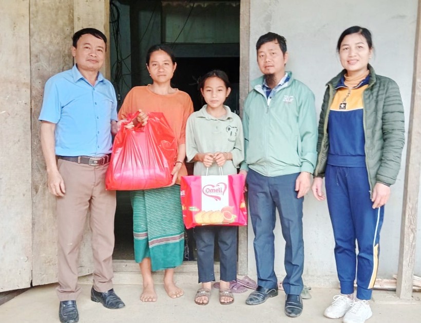 Thầy cô Trường THCS Kim Lâm (xã Thanh Sơn, huyện Thanh Chương, Nghệ An) trực tiếp đến nhà học sinh khó khăn trao quà Tết. Ảnh: NTCC