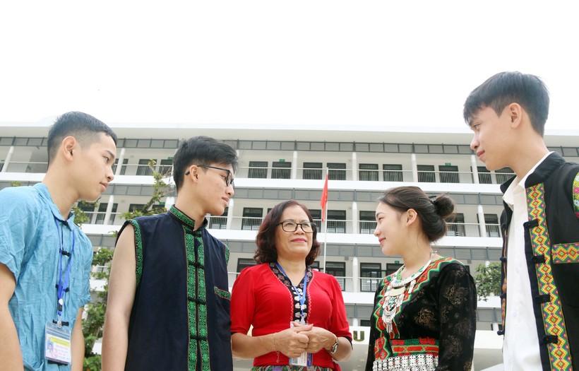 Cô Trương Thị Lan (ở giữa) cùng các em học sinh Trường THPT Kỳ Sơn, huyện Kỳ Sơn, Nghệ An.