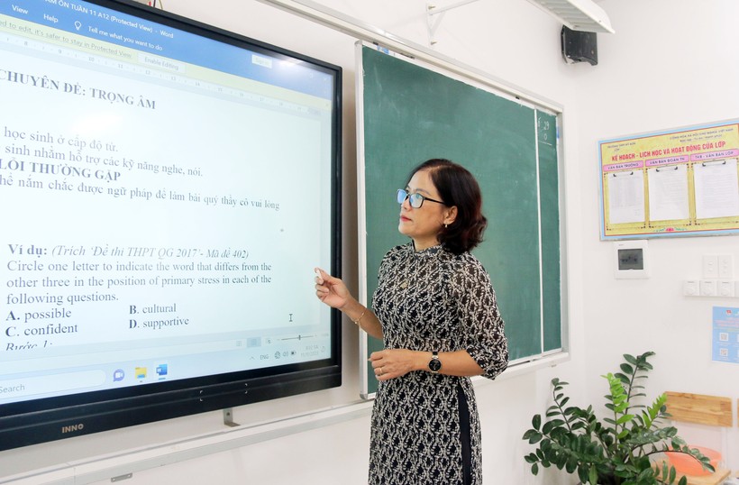 Cô Trương Thị Lan đã có hơn 25 năm là giáo viên Tiếng Anh tại Trường THPT Kỳ Sơn, huyện Kỳ Sơn, Nghệ An. Ảnh: Hồ Lài