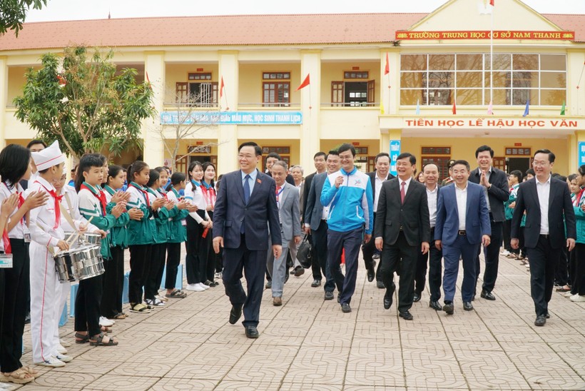 Chủ tịch Quốc hội Vương Đình Huệ cùng đoàn đại biểu trung ương và tỉnh Nghệ An về thăm và trao quà tại Trường THCS Nam Thanh, huyện Nam Đàn, Nghệ An. Ảnh: Hồ Lài.