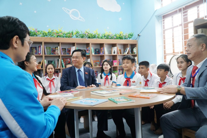 Chủ tịch Quốc hội Vương Đình Huệ thăm không gian đọc sách, tương tác và sinh hoạt Đội, trò chuyện cùng học sinh Trường THCS Nam Thanh, Nam Đàn, Nghệ An. Ảnh: Hồ Lài.