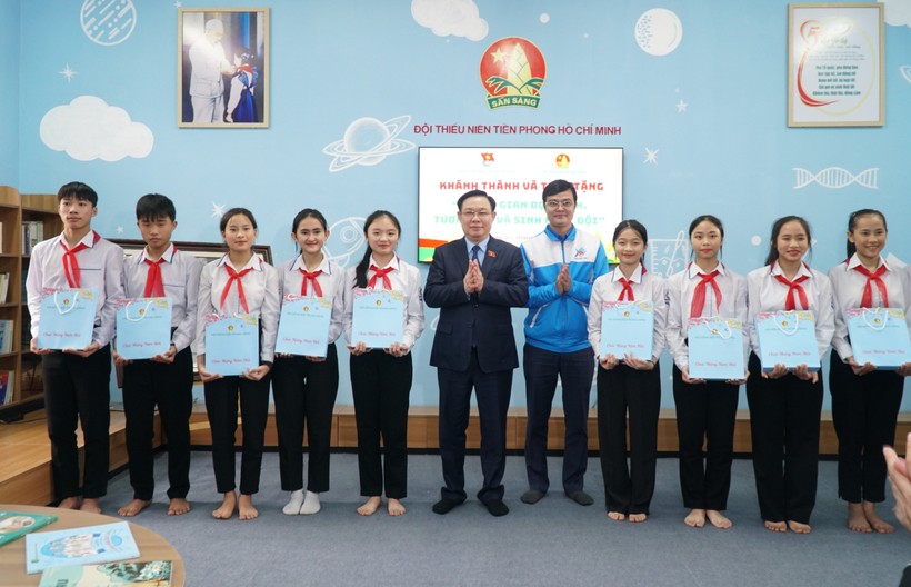 Chủ tịch Quốc hội Vương Đình Huệ và Bí thư thứ nhất Trung ương Đoàn trao quà cho học sinh tiêu biểu Trường THCS Nam Thanh. Ảnh: Hồ Lài.