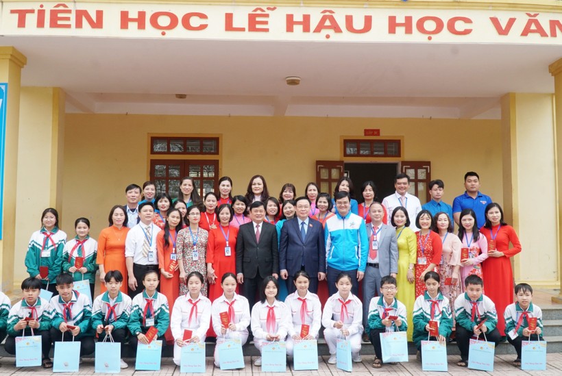 Chủ tịch Quốc hội cùng đoàn đại biểu chụp ảnh lưu niệm với thầy cô, học sinh Trường THCS Nam Thanh. Ảnh: Hồ Lài.
