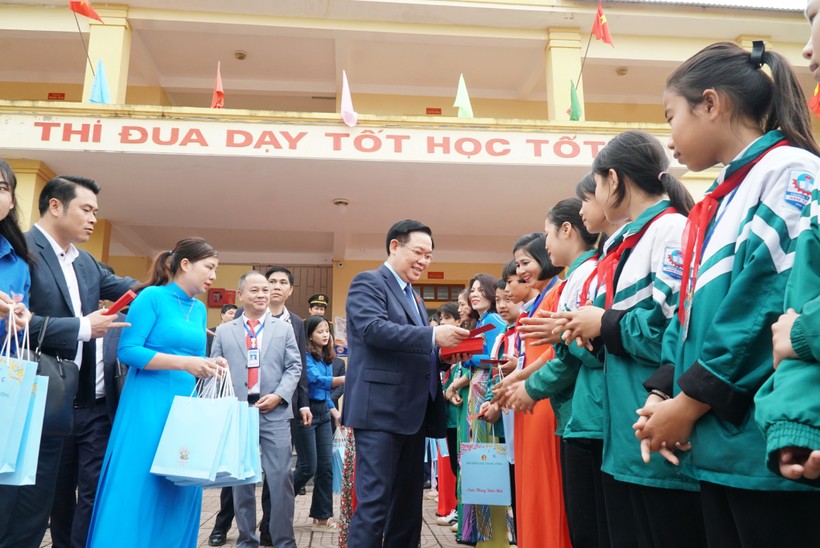 Chủ tịch Quốc hội lì xì may mắn và tặng quà cho giáo viên, học sinh Trường THCS Nam Thanh. Ảnh: Hồ Lài.