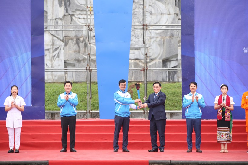 Chủ tịch Quốc hội Vương Đình Huệ trao ngọn đuốc Khởi động Tháng Thanh niên 2024 cho Bí thư thứ nhất Trung ương Đoàn Bùi Quang Huy.