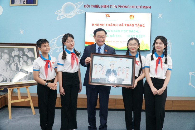 Các em học sinh Trường THCS Nam Thanh tặng món quà tự mình sáng tạo cho Chủ tịch Quốc hội Vương Đình Huệ. Ảnh: Hồ Lài.