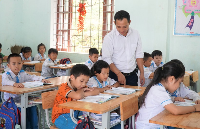 Giờ học tại Trường Tiểu học Nga My, huyện Tương Dương, Nghệ An. Ảnh: Hồ Lài