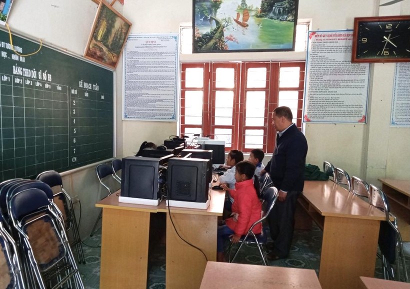 Phòng Tin học của Trường Phổ thông DTBT Tiểu học Nhôn Mai, huyện Tương Dương, Nghệ an đang phải trưng dụng từ phòng hội đồng giáo viên. Ảnh: Hồ Lài