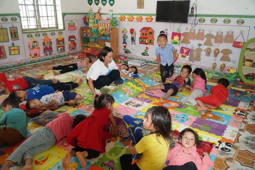 Giáo viên cho trẻ nghỉ trưa tại điểm bản Thăm Hín, Trường Mầm non Nậm Càn, huyện Kỳ Sơn, Nghệ An. Ảnh: Hồ Lài