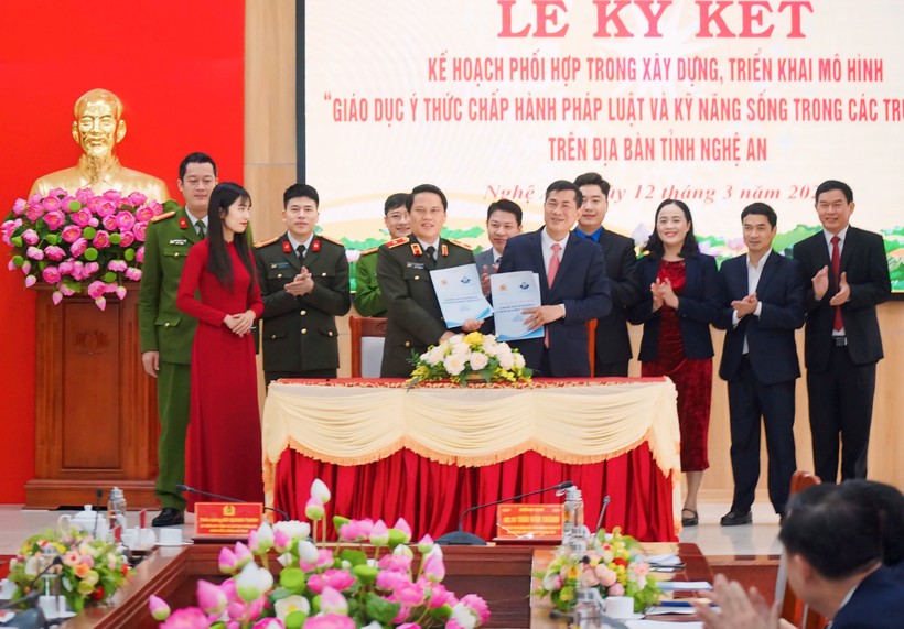 Công an tỉnh Nghệ An cùng Sở GD&ĐT ký kết phối hợp xây dựng, triển khai mô hình giáo dục ý thức chấp hành pháp luật và kỹ năng sống trong trường học trên địa bàn. Ảnh: Hồ Lài